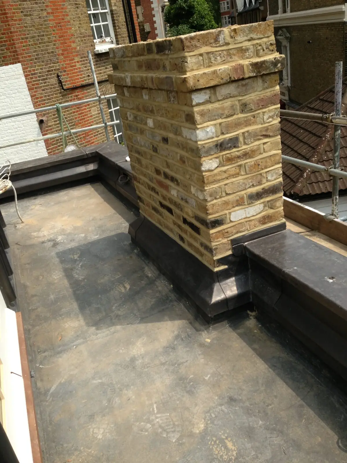 Lead flashing around a parapet