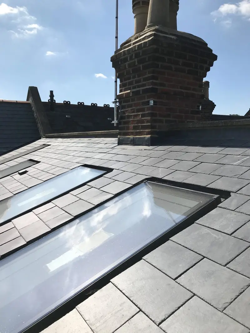 Roof window fitted into a slate roof